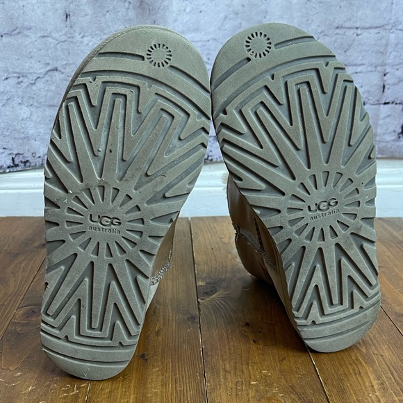 Ugg Bailey Bow tan boots Womens size 7 - Picture 7 of 9